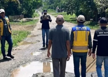 Tim Dinas PUTR Provinsi Jambi melakukan survei lapangan di sejumlah ruas jalan rusak di Kabupaten Kerinci, Bungo, dan Tebo guna menentukan prioritas perbaikan infrastruktur tahun 2026. (Dok: Redaksi)