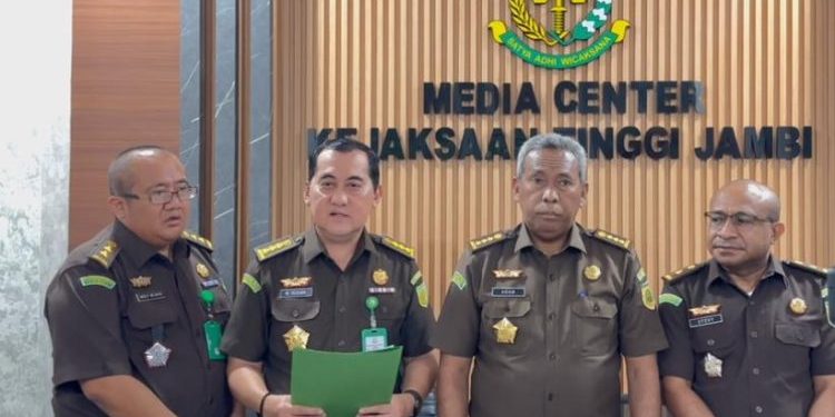 Asintel Kejati Jambi Muhammad Husaini memberikan keterangan terkait status pengelolaan aset pabrik PT PAL yang masih berstatus sita dalam perkara dugaan korupsi kredit perbankan. (Dok: Rudi)