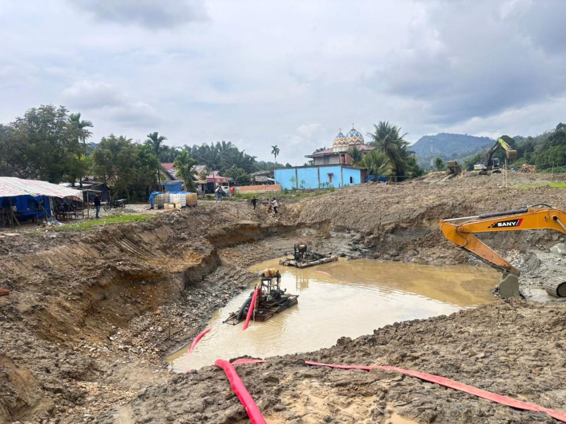 Petugas Polda Jambi saat mengamankan barang bukti alat berat dalam pengungkapan kasus penambangan emas tanpa izin (PETI) di Merangin. (Dok: Alpin)