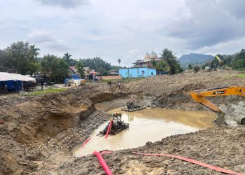 Petugas Polda Jambi saat mengamankan barang bukti alat berat dalam pengungkapan kasus penambangan emas tanpa izin (PETI) di Merangin. (Dok: Alpin)
