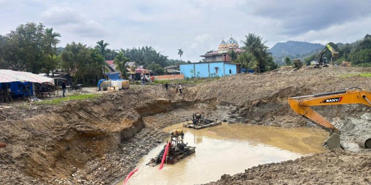 Petugas Polda Jambi saat mengamankan barang bukti alat berat dalam pengungkapan kasus penambangan emas tanpa izin (PETI) di Merangin. (Dok: Alpin)