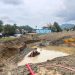 Petugas Polda Jambi saat mengamankan barang bukti alat berat dalam pengungkapan kasus penambangan emas tanpa izin (PETI) di Merangin. (Dok: Alpin)