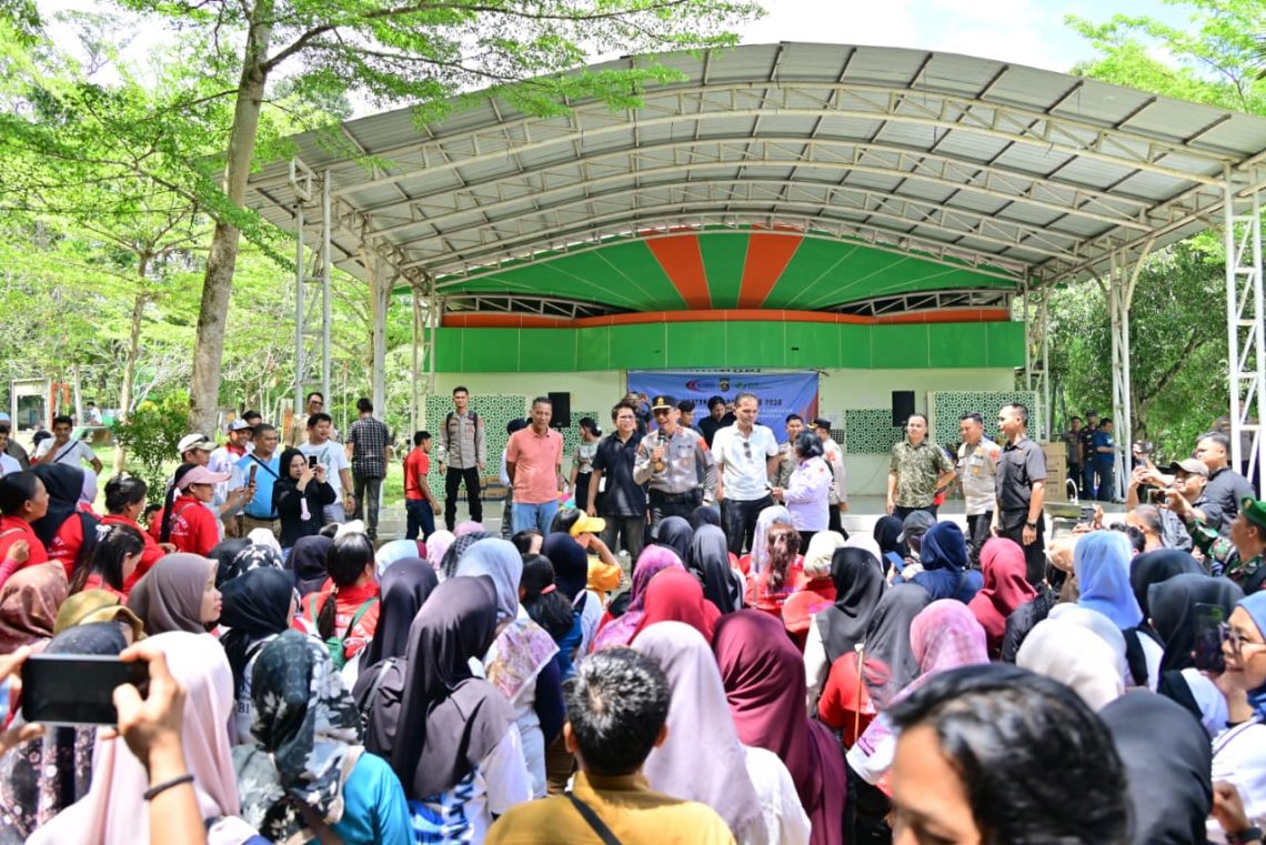 Kebersamaan buruh saat peringatan May Day 2026 di Hutan Kota Muhammad Sabki, Jambi. (Dok: Rahmat)