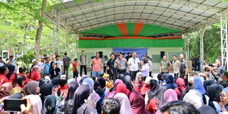 Kebersamaan buruh saat peringatan May Day 2026 di Hutan Kota Muhammad Sabki, Jambi. (Dok: Rahmat)