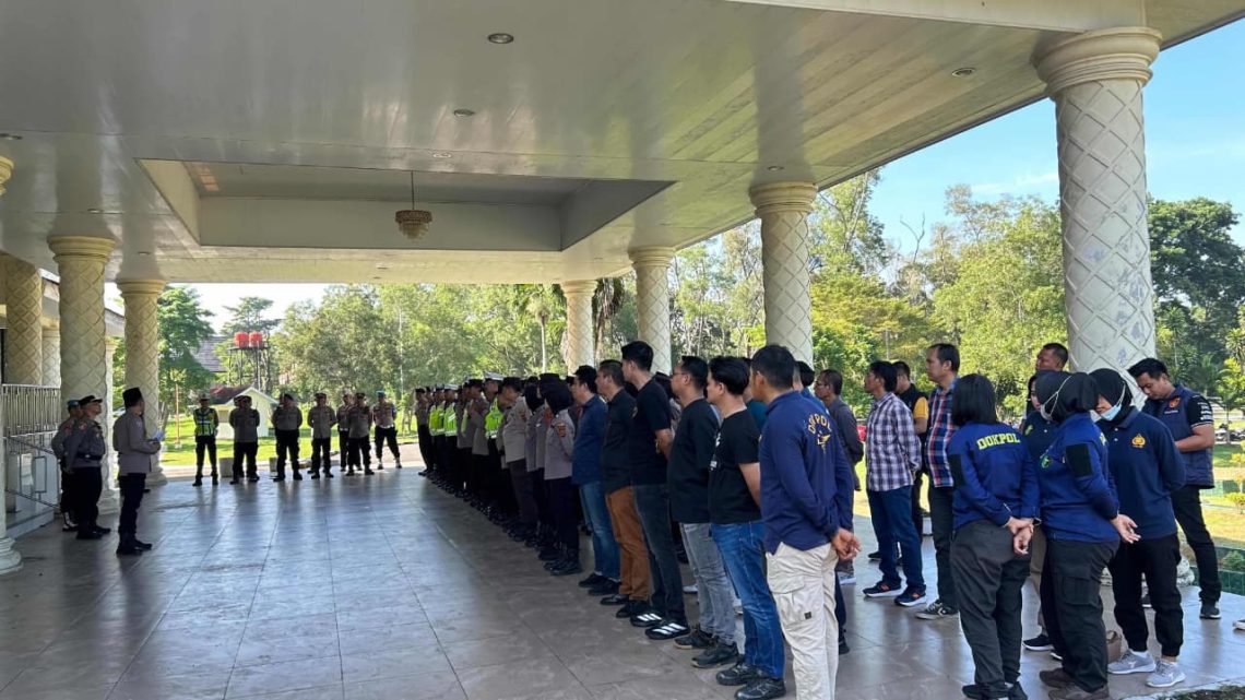 Personel Polda Jambi melakukan pengamanan humanis saat peringatan May Day 2026. (Dok: Alpin)