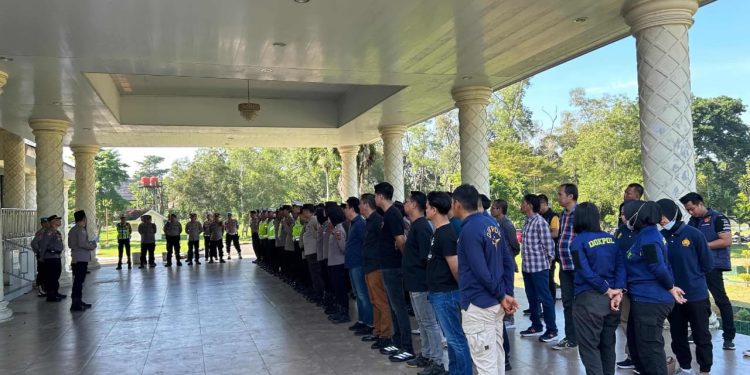 Personel Polda Jambi melakukan pengamanan humanis saat peringatan May Day 2026. (Dok: Alpin)