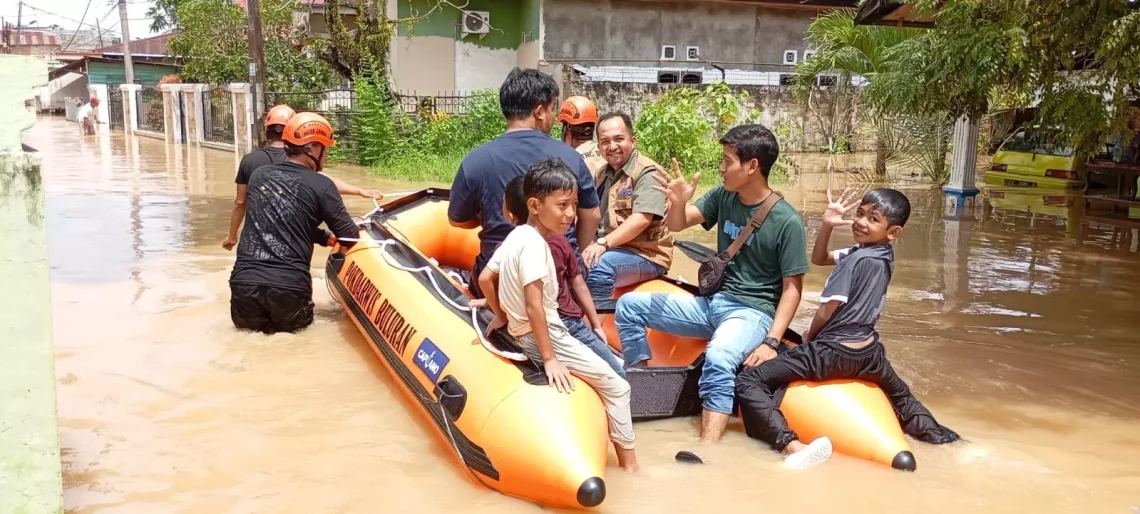 Warga membersihkan rumah pascabanjir genangan akibat hujan deras yang melanda sejumlah wilayah di Kota Jambi, Sabtu (2/5/2026) pagi. (Dok: Rudi)