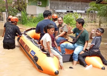 Warga membersihkan rumah pascabanjir genangan akibat hujan deras yang melanda sejumlah wilayah di Kota Jambi, Sabtu (2/5/2026) pagi. (Dok: Rudi)