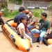 Warga membersihkan rumah pascabanjir genangan akibat hujan deras yang melanda sejumlah wilayah di Kota Jambi, Sabtu (2/5/2026) pagi. (Dok: Rudi)