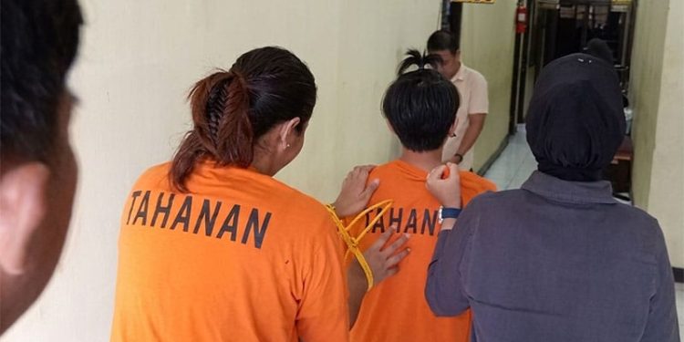 dua wanita pelaku penyalahgunaan narkotika di Kecamatan Tebo Tengah, Kabupaten Tebo saat diamankan Satreanarkoba Polres Tebo. (Dok: Alpin)