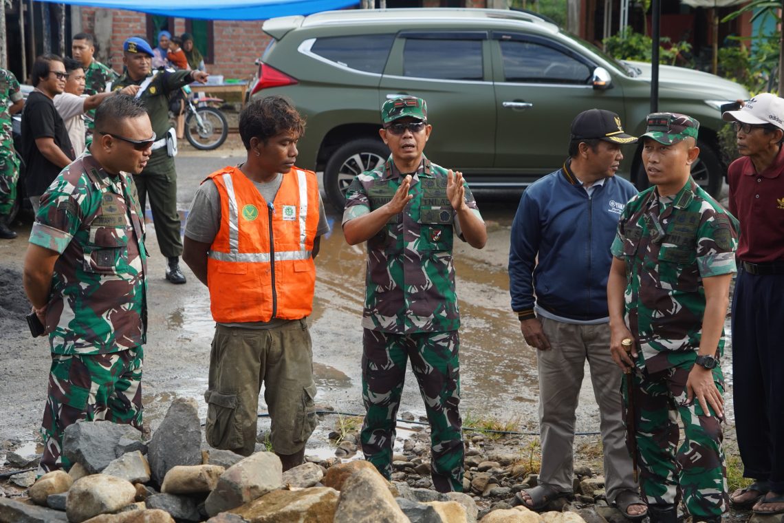 Danrem 042/Gapu Brigjen TNI Nyamin meninjau langsung progres pembangunan KDKMP di Desa Batang Merangin, Kerinci. (Dok: Rahmat)