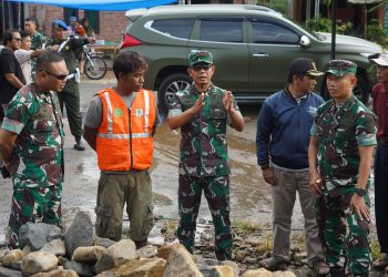 Danrem 042/Gapu Brigjen TNI Nyamin meninjau langsung progres pembangunan KDKMP di Desa Batang Merangin, Kerinci. (Dok: Rahmat)