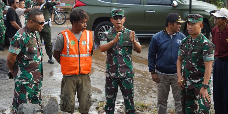 Danrem 042/Gapu Brigjen TNI Nyamin meninjau langsung progres pembangunan KDKMP di Desa Batang Merangin, Kerinci. (Dok: Rahmat)