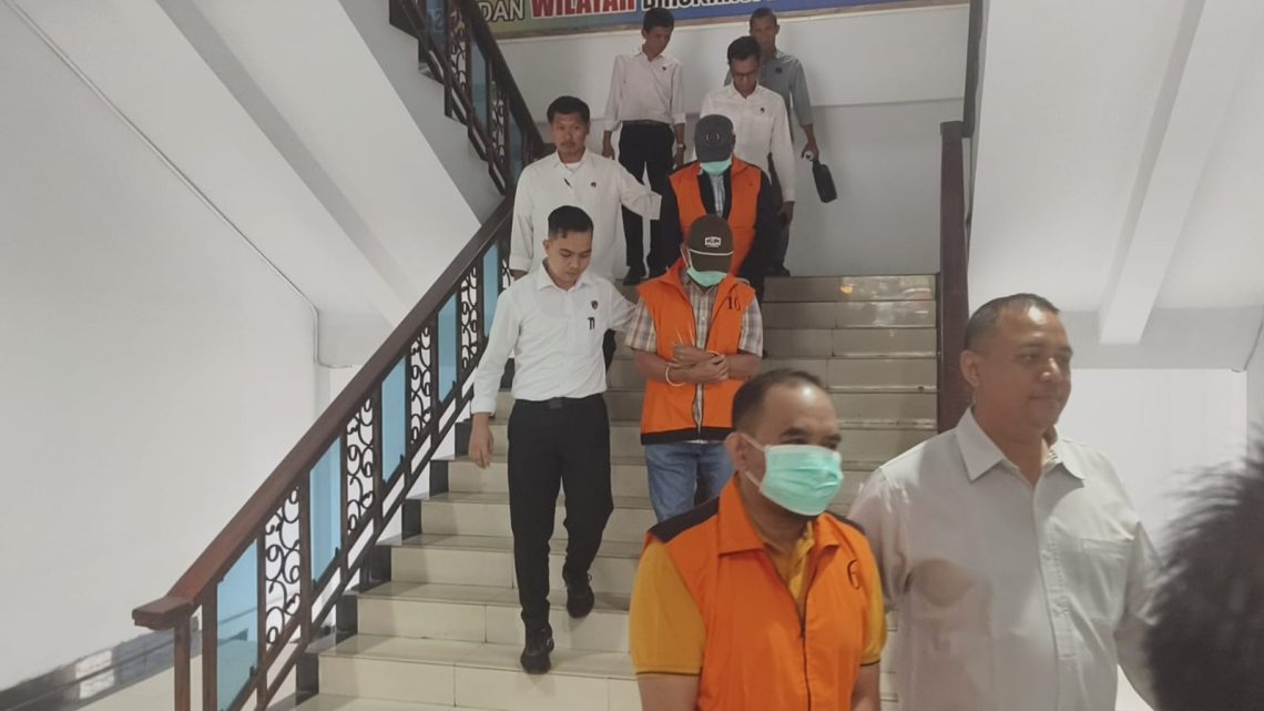 Mantan Kadisdik Provinsi Jambi Varial Adhi Putra bersama dua tersangka lain saat digiring petugas ke Rutan Mapolda Jambi. (Dok: Alpin)