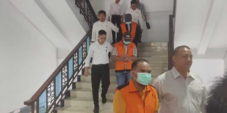 Mantan Kadisdik Provinsi Jambi Varial Adhi Putra bersama dua tersangka lain saat digiring petugas ke Rutan Mapolda Jambi. (Dok: Alpin)