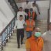 Mantan Kadisdik Provinsi Jambi Varial Adhi Putra bersama dua tersangka lain saat digiring petugas ke Rutan Mapolda Jambi. (Dok: Alpin)