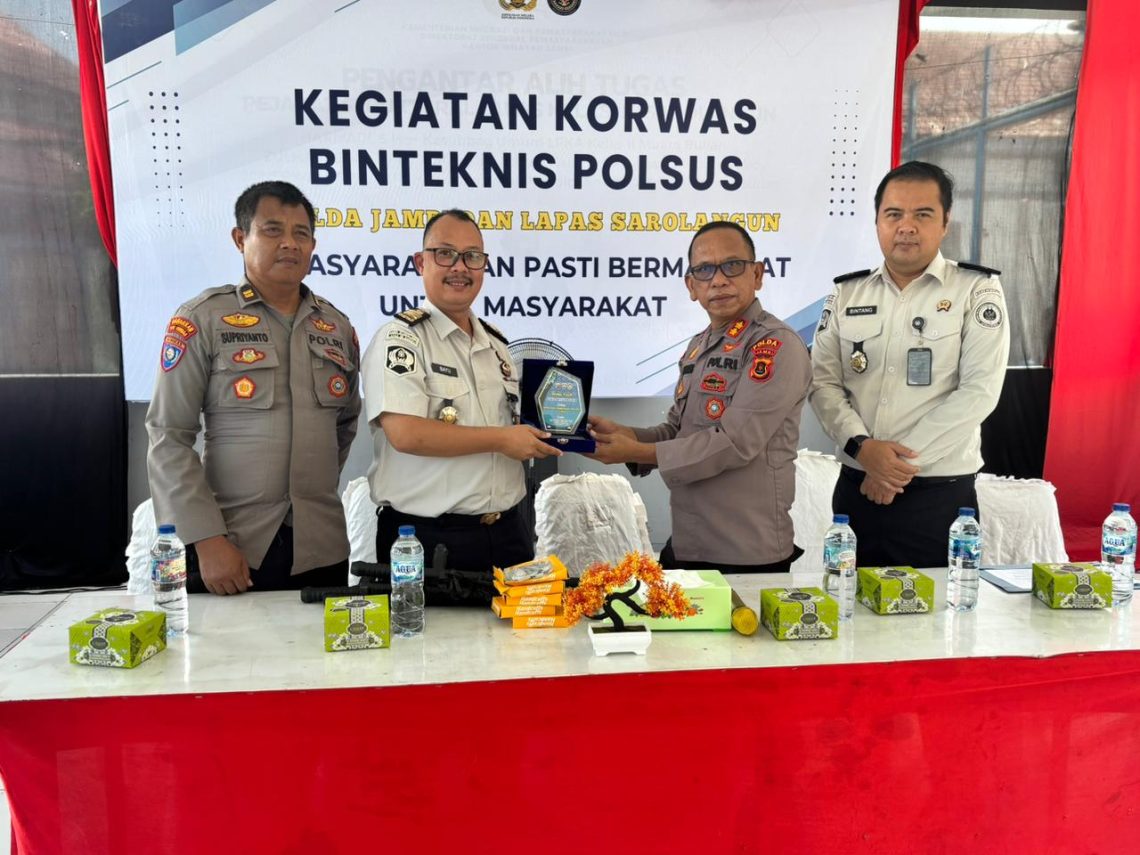 Korwas Polda Jambi memberikan materi Bimtek Polsus kepada petugas Lapas Kelas IIB Sarolangun. (Dok: Deni Satria Budi)