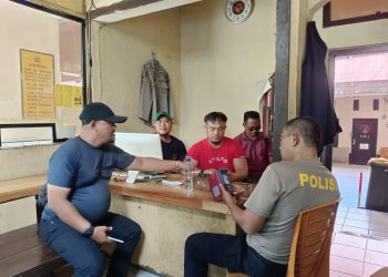 Sejumlah prajurit Korem 042/Gapu saat meminta klarifikasi di Polsek Telanai. (Dok: Rahmat)