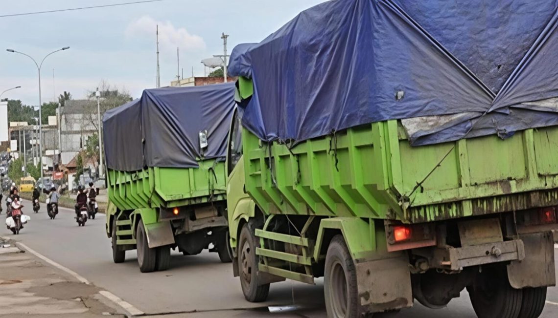Angkutan batubara saat melintas di jalan nasional Provinsi Jambi. (Dok: Redaksi)