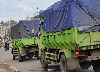 Angkutan batubara saat melintas di jalan nasional Provinsi Jambi. (Dok: Redaksi)