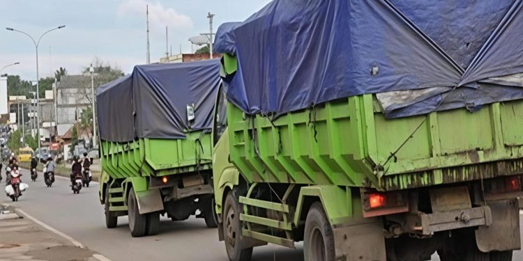 Angkutan batubara saat melintas di jalan nasional Provinsi Jambi. (Dok: Redaksi)
