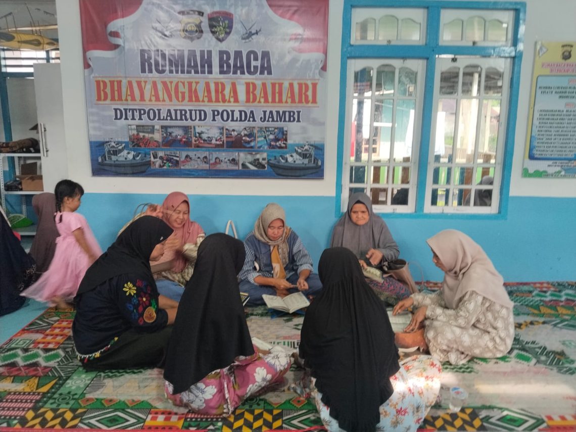 Suasana hangat pengajian ibu-ibu di Kampung Pulau Pandan, kolaborasi Ditpolairud Polda Jambi dan GERAMI. (Dok: Alpin)
