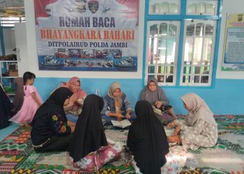 Suasana hangat pengajian ibu-ibu di Kampung Pulau Pandan, kolaborasi Ditpolairud Polda Jambi dan GERAMI. (Dok: Alpin)