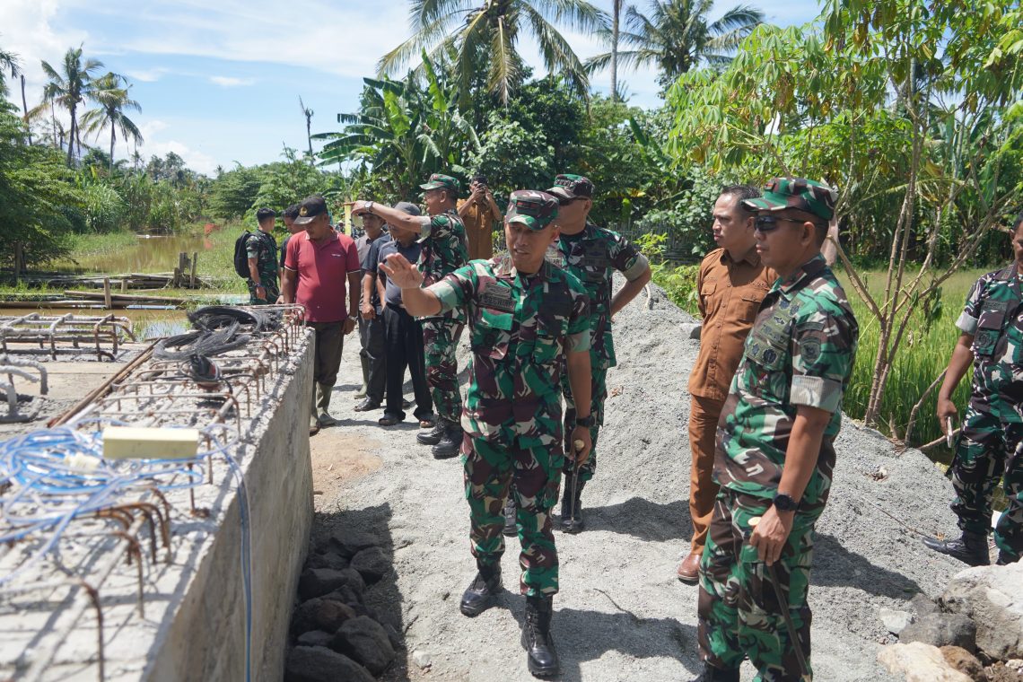 Danrem 042/Gapu Brigjen TNI Nyamin meninjau langsung progres pembangunan jembatan beton di Desa Penawar Tinggi. (Dok: Rahmat)