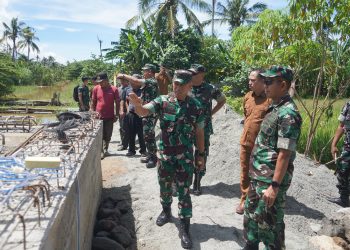 Danrem 042/Gapu Brigjen TNI Nyamin meninjau langsung progres pembangunan jembatan beton di Desa Penawar Tinggi. (Dok: Rahmat)