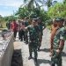 Danrem 042/Gapu Brigjen TNI Nyamin meninjau langsung progres pembangunan jembatan beton di Desa Penawar Tinggi. (Dok: Rahmat)