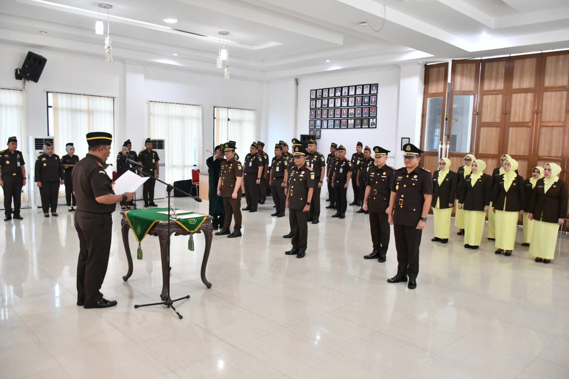 Kajati Jambi Sugeng Hariadi memimpin pelantikan dan pengambilan sumpah tiga Kajari di Aula Kejati Jambi, Selasa (5/5/2026). (Dok: Rudi)