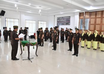 Kajati Jambi Sugeng Hariadi memimpin pelantikan dan pengambilan sumpah tiga Kajari di Aula Kejati Jambi, Selasa (5/5/2026). (Dok: Rudi)