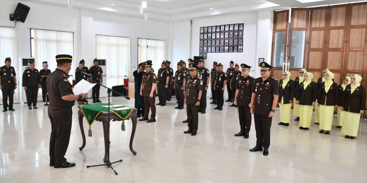 Kajati Jambi Sugeng Hariadi memimpin pelantikan dan pengambilan sumpah tiga Kajari di Aula Kejati Jambi, Selasa (5/5/2026). (Dok: Rudi)