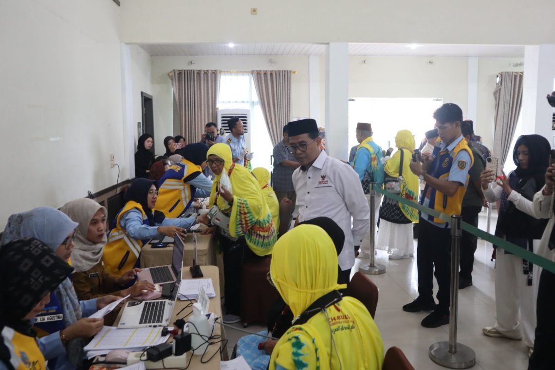 Anggota Ombudsman RI Nuzran Joher meluncurkan Posko Pengaduan Penyelenggaraan Ibadah Haji 2026 di Asrama Haji Jambi, Selasa (5/5/2026). (Dok: Rahmat)