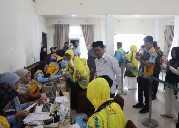 Anggota Ombudsman RI Nuzran Joher meluncurkan Posko Pengaduan Penyelenggaraan Ibadah Haji 2026 di Asrama Haji Jambi, Selasa (5/5/2026). (Dok: Rahmat)