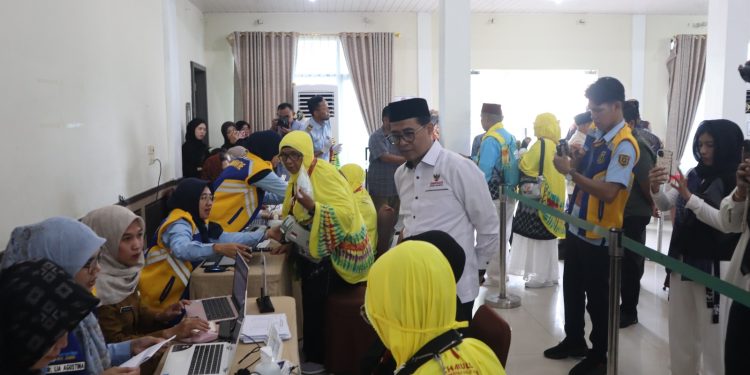 Anggota Ombudsman RI Nuzran Joher meluncurkan Posko Pengaduan Penyelenggaraan Ibadah Haji 2026 di Asrama Haji Jambi, Selasa (5/5/2026). (Dok: Rahmat)