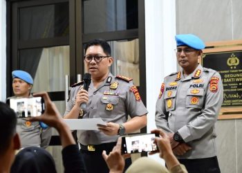 Kabid Humas Kombes Pol. Erlan Munaji didampingi Kabid Propam Polda Jambi Kombes Pol Darno saat wawancara dengan wartawan di Mapolda Jambi. (Dok: Alpin)