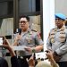 Kabid Humas Kombes Pol. Erlan Munaji didampingi Kabid Propam Polda Jambi Kombes Pol Darno saat wawancara dengan wartawan di Mapolda Jambi. (Dok: Alpin)