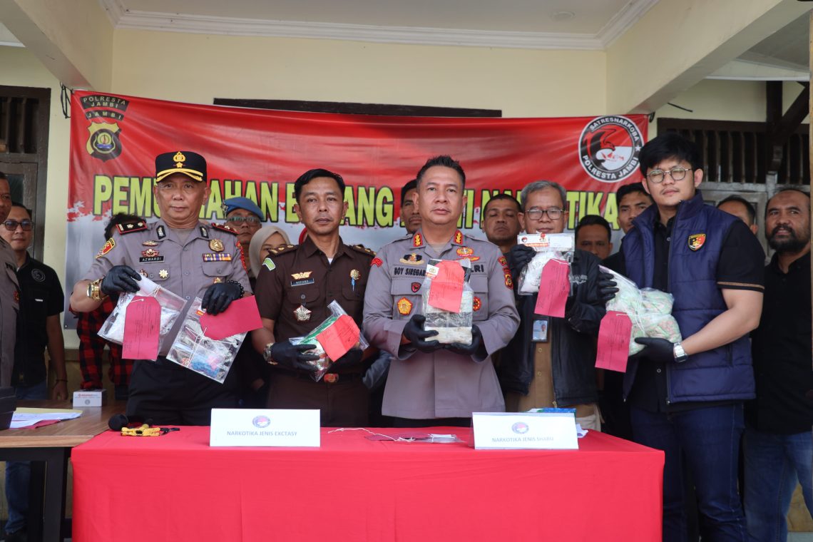 Kapolresta Jambi Kombes Pol Boy Sutan Binanga Siregar Pemusnahan barang bukti narkotika berupa 2,4 kg sabu dan ribuan pil ekstasi hasil pengungkapan kasus periode Januari–April 2026. (Dok: Alpin)