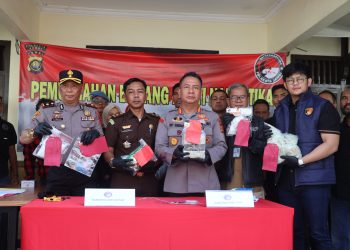 Kapolresta Jambi Kombes Pol Boy Sutan Binanga Siregar Pemusnahan barang bukti narkotika  berupa 2,4 kg sabu dan ribuan pil ekstasi hasil pengungkapan kasus periode Januari–April 2026. (Dok: Alpin)