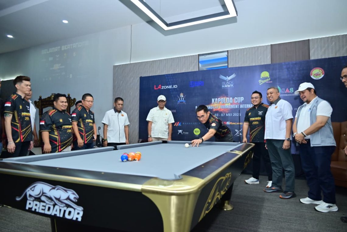 Kapolda Jambi Irjen Pol. Krisno H. Siregar bersama Ketua KONI Jambi AKBP Mat Sanusi saat membuka Kejuaraan Biliar Internasional Bola 9 Kapolda Cup Jambi 2026 di Black Hawk Biliar Jambi, Selasa (5/5/2026). (Dok: Alpin)