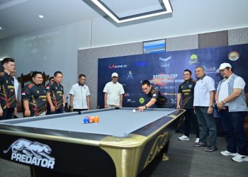 Kapolda Jambi Irjen Pol. Krisno H. Siregar bersama Ketua KONI Jambi AKBP Mat Sanusi saat membuka Kejuaraan Biliar Internasional Bola 9 Kapolda Cup Jambi 2026 di Black Hawk Biliar Jambi, Selasa (5/5/2026). (Dok: Alpin)