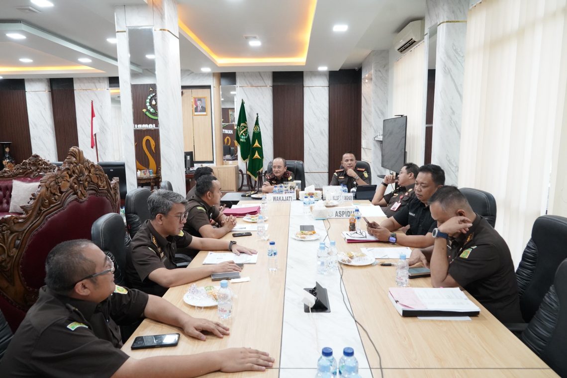 Ekspose perkara secara virtual antara Kejagung dan Kejati Jambi menyetujui penghentian penuntutan dua kasus melalui mekanisme restorative justice, dengan pendekatan rehabilitasi medis bagi tersangka. (Dok: Rudi)
