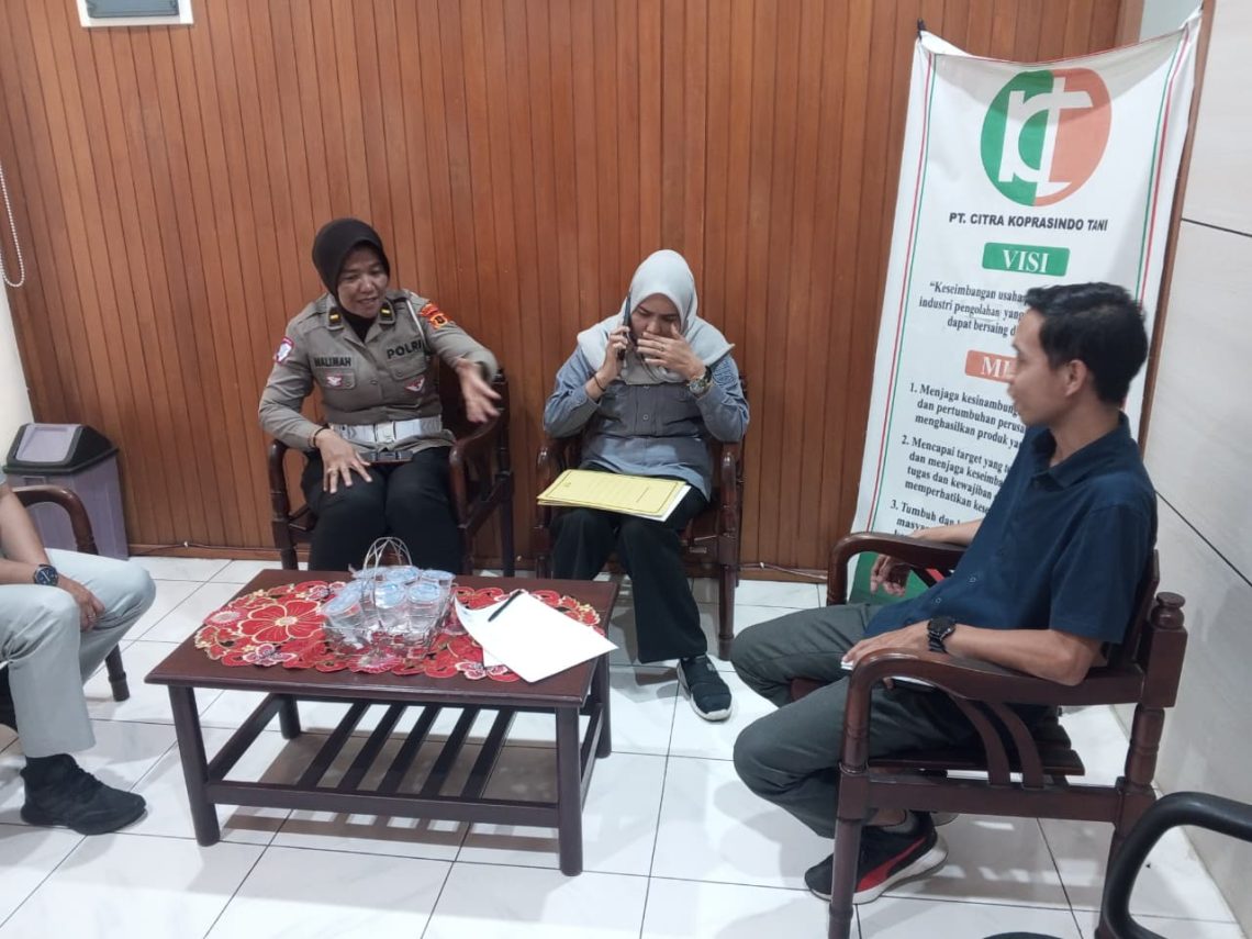 Petugas gabungan dari Ditlantas Polda Jambi, Jasa Raharja, dan UPTD Samsat Kota Jambi saat melakukan validasi data dan penagihan tunggakan pajak kendaraan di salah satu perusahaan di Kota Jambi, Rabu (6/5/2026). (Dok: Alpin)