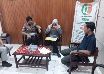 Petugas gabungan dari Ditlantas Polda Jambi, Jasa Raharja, dan UPTD Samsat Kota Jambi saat melakukan validasi data dan penagihan tunggakan pajak kendaraan di salah satu perusahaan di Kota Jambi, Rabu (6/5/2026). (Dok: Alpin)