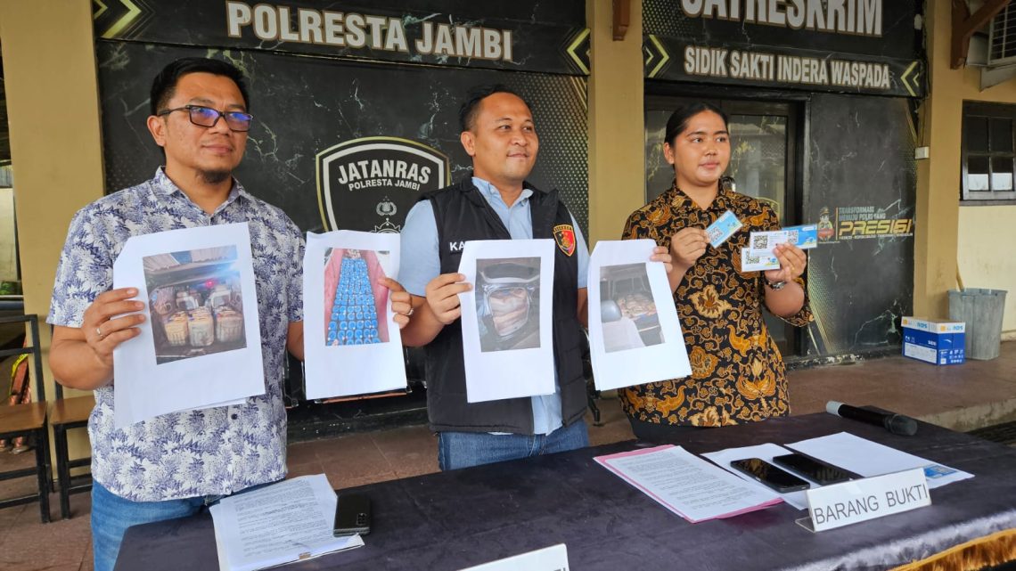 Kasat Reskrim Polresta Jambi, AKP Husni Abda saat menunjukkan barang bukti ribuan liter BBM subsidi ilegal hasil pengungkapan empat kasus sepanjang April 2026. (Dok: Alpin)