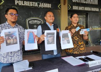 Kasat Reskrim Polresta Jambi, AKP Husni Abda saat menunjukkan barang bukti ribuan liter BBM subsidi ilegal hasil pengungkapan empat kasus sepanjang April 2026. (Dok: Alpin)