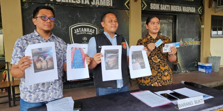 Kasat Reskrim Polresta Jambi, AKP Husni Abda saat menunjukkan barang bukti ribuan liter BBM subsidi ilegal hasil pengungkapan empat kasus sepanjang April 2026. (Dok: Alpin)