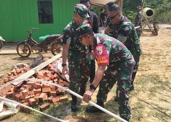 Danrem 042/Gapu Brigjen TNI Nyamin meninjau langsung progres pembangunan jalan dan fasilitas umum dalam program TMMD ke-128 di Desa Seko Besar, Kabupaten Sarolangun. (Dok: Rahmat)
