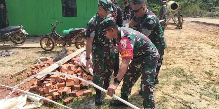 Danrem 042/Gapu Brigjen TNI Nyamin meninjau langsung progres pembangunan jalan dan fasilitas umum dalam program TMMD ke-128 di Desa Seko Besar, Kabupaten Sarolangun. (Dok: Rahmat)